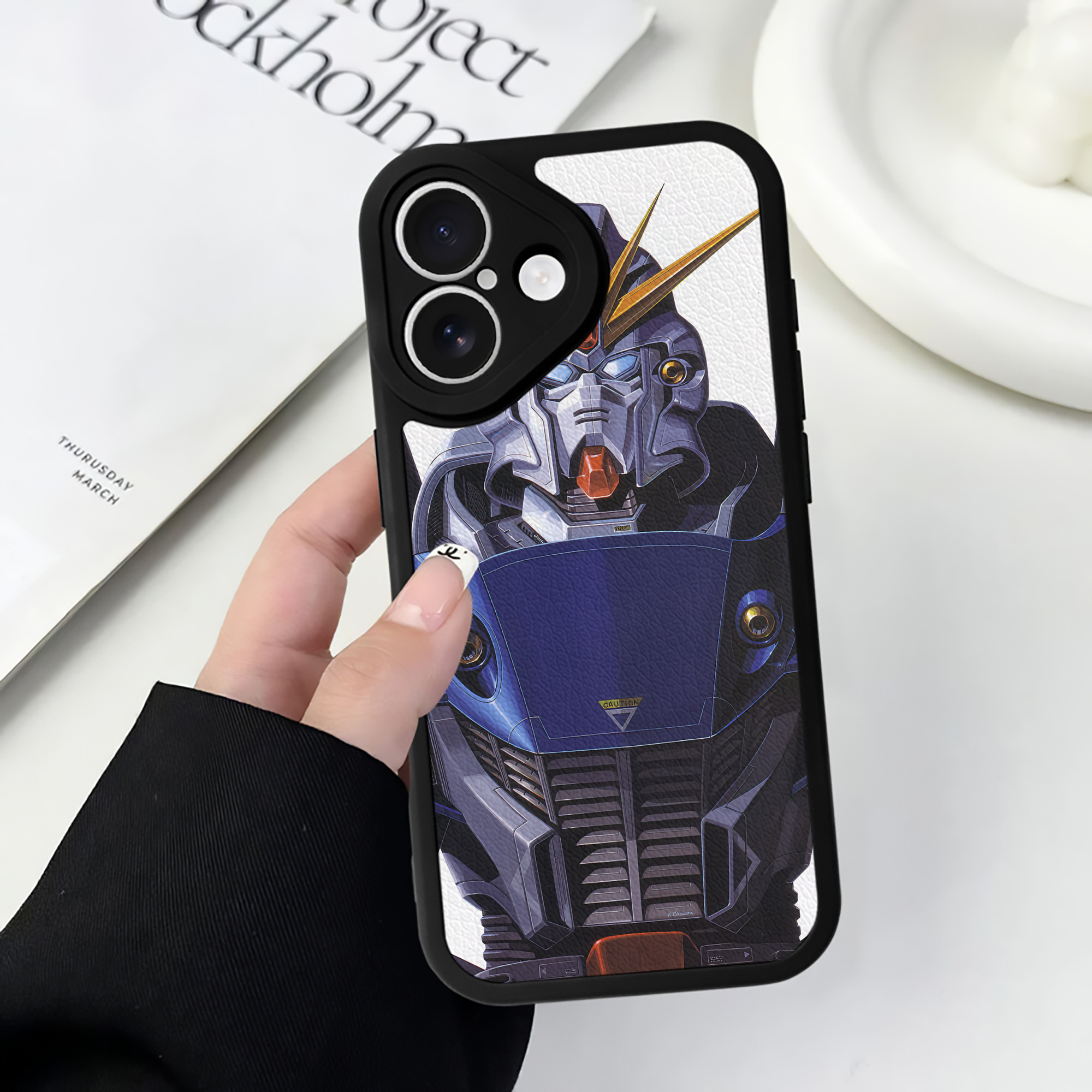 （画像用） 機動戦士ガンダム Mobile Suit Gundam 【iPhone 16シリーズ対応】シリコンスマホケース（レザー調） 材質：シリコン